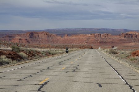 Een eenzame fietser vanuit Monument Valley